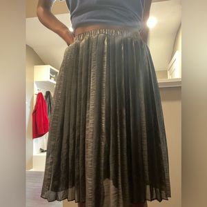 Kids sliver wavy skirt.